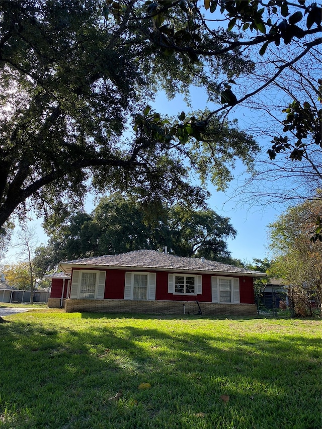 ranch-style home with a front yard