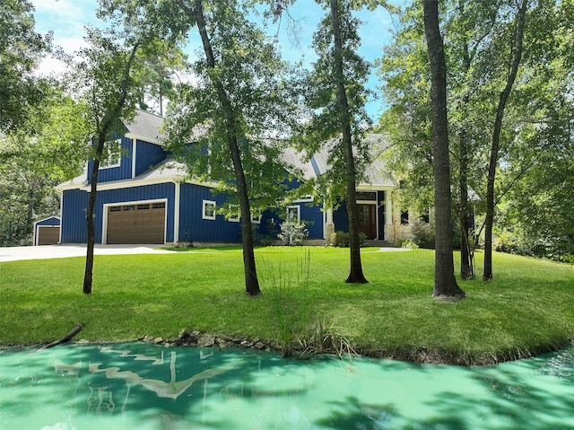 view of front facade featuring a front lawn and a garage