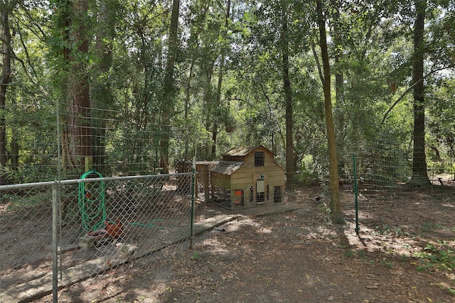 view of yard featuring an outbuilding