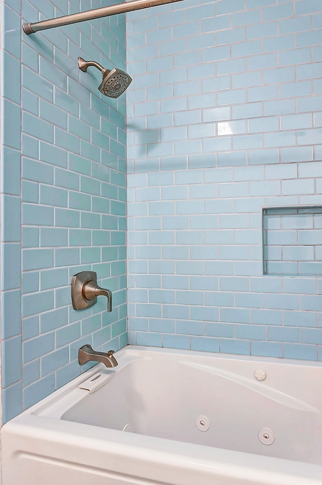 bathroom featuring tiled shower / bath combo