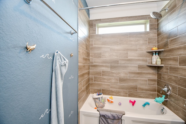 bathroom featuring tiled shower / bath combo