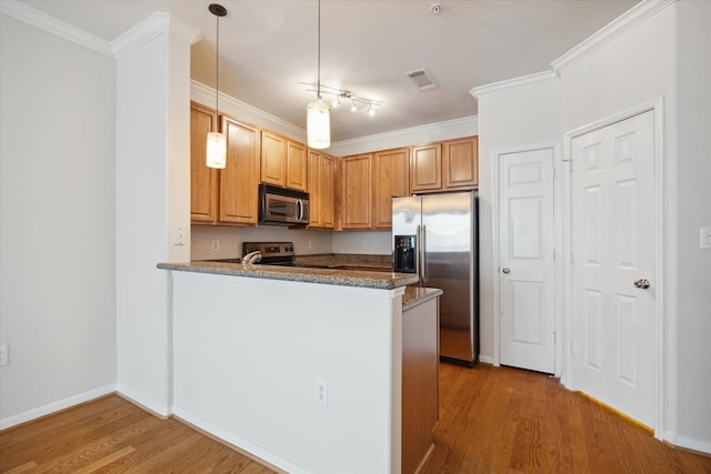 kitchen with light wood-type flooring, appliances with stainless steel finishes, crown molding, kitchen peninsula, and pendant lighting