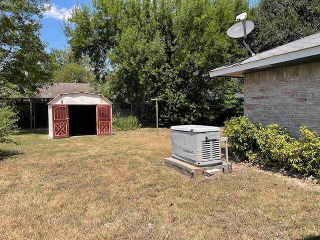 view of yard featuring a storage shed