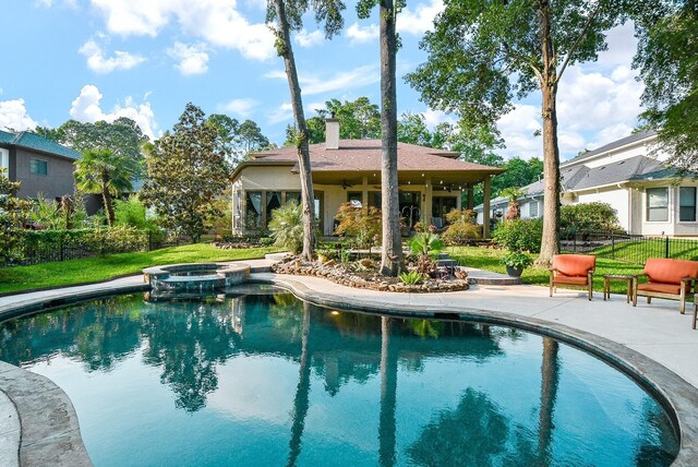 view of pool with an in ground hot tub, a patio, and a lawn