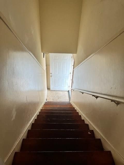 2410 Milby St, Houston, TX 77004 - view of stairway