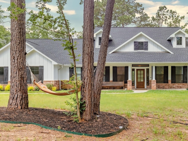 view of front of house featuring a front yard