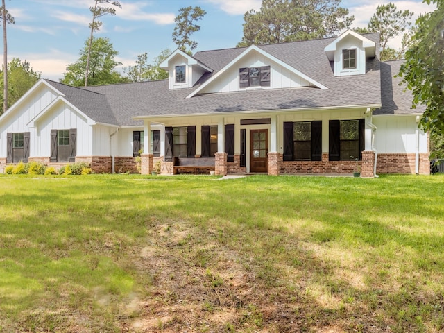 view of front facade featuring covered porch and a front yard