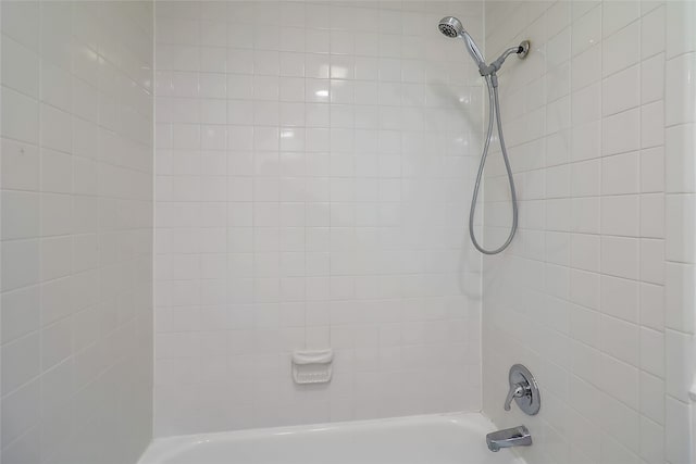 bathroom featuring tiled shower / bath combo