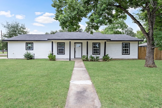 ranch-style home featuring a front lawn