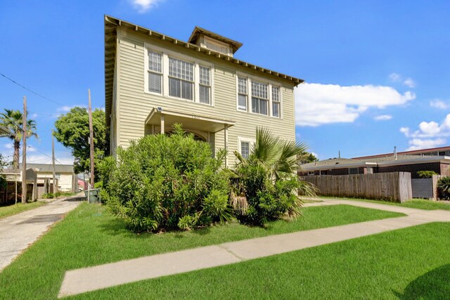 view of front facade with a front yard