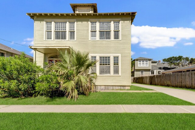 view of front of property with a front lawn