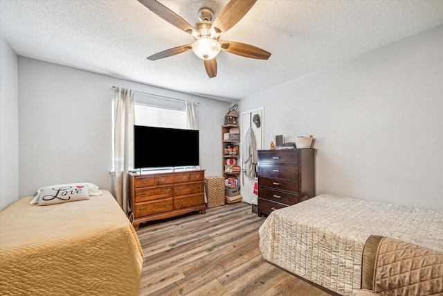 11835 Sandpiper Dr, Houston, TX 77035 - bedroom with wood finished floors, a textured ceiling, and a ceiling fan