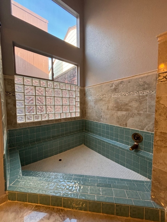 bathroom featuring tile walls