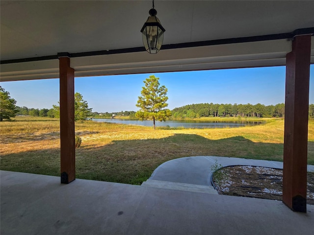 view of yard featuring a water view