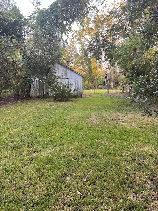 view of yard featuring an outbuilding