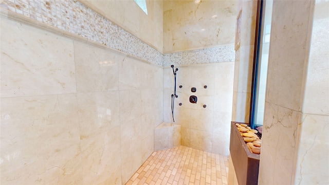 bathroom featuring a tile shower