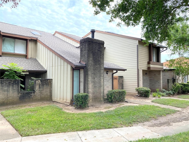 view of front of house featuring a front lawn