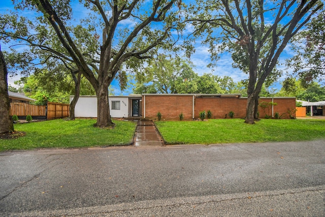 ranch-style home featuring a front yard