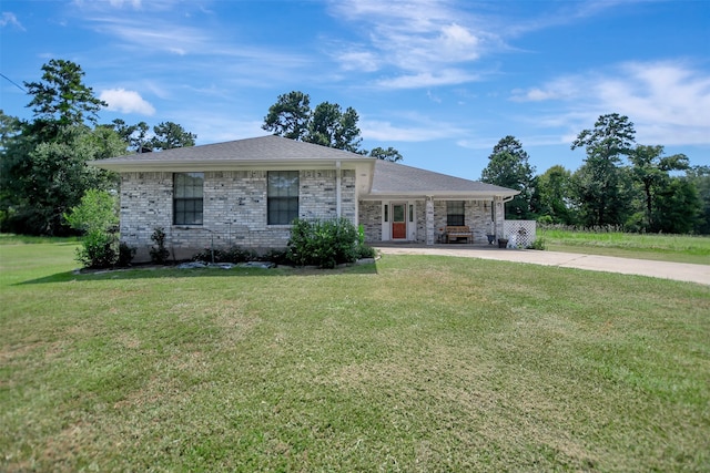 single story home with a front lawn