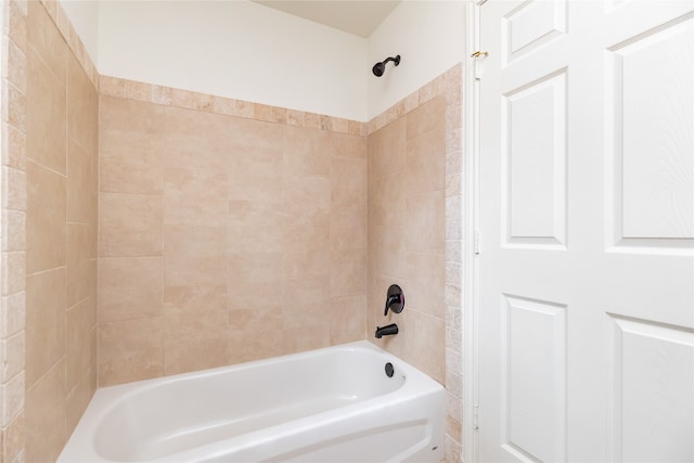 bathroom with tiled shower / bath combo