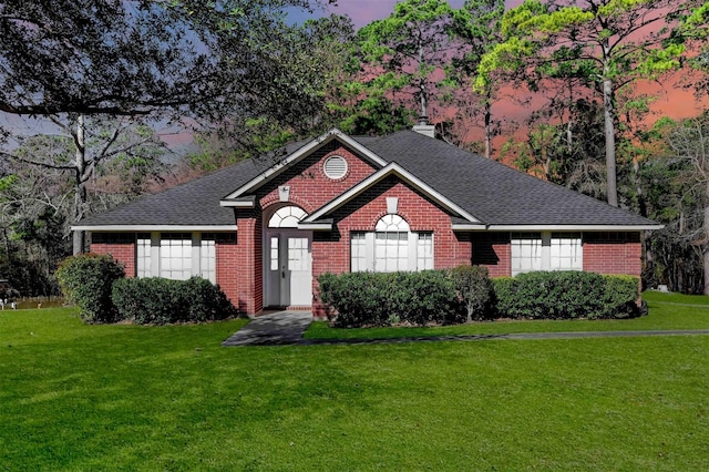 view of front facade featuring a lawn