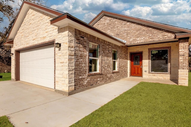 view of front facade featuring a garage and a front lawn