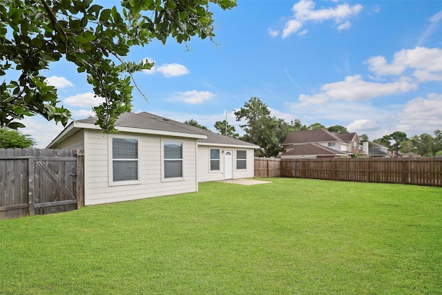 view of yard featuring a patio area