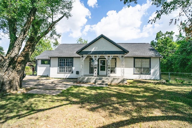 view of front of property featuring a front lawn