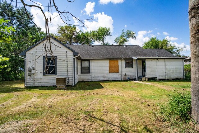 single story home with a front yard