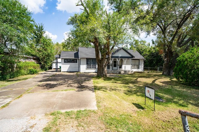 view of front facade featuring a front yard and a garage