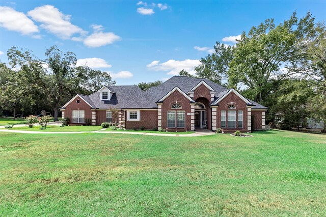 view of front of property featuring a front lawn