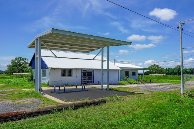 exterior space featuring a lawn