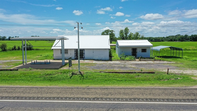 view of front of home with a front lawn