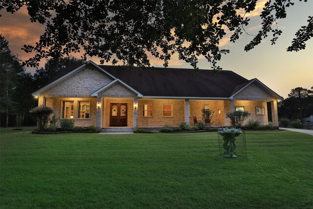 craftsman-style home featuring a lawn