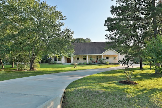 view of front facade with a front yard