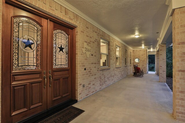 entrance to property featuring a porch