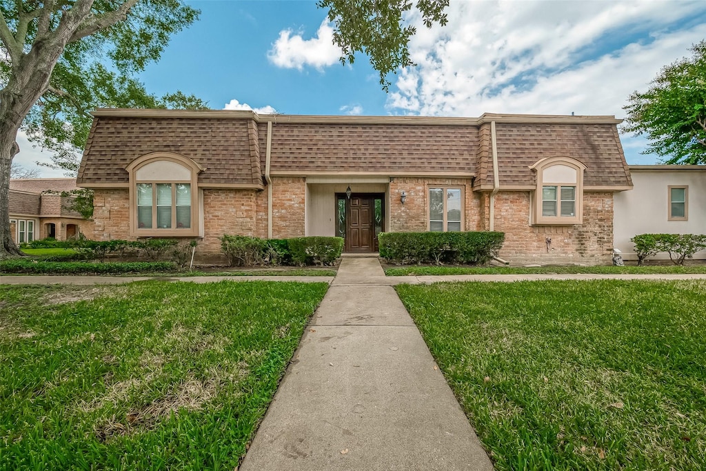 view of front of house with a front yard