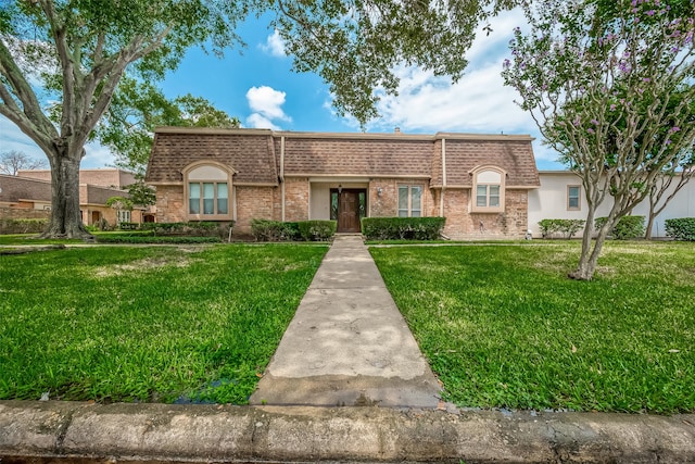 view of front facade featuring a front lawn