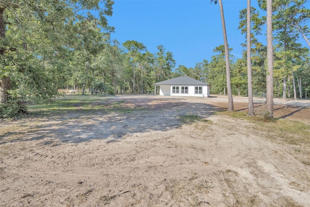 view of yard with driveway