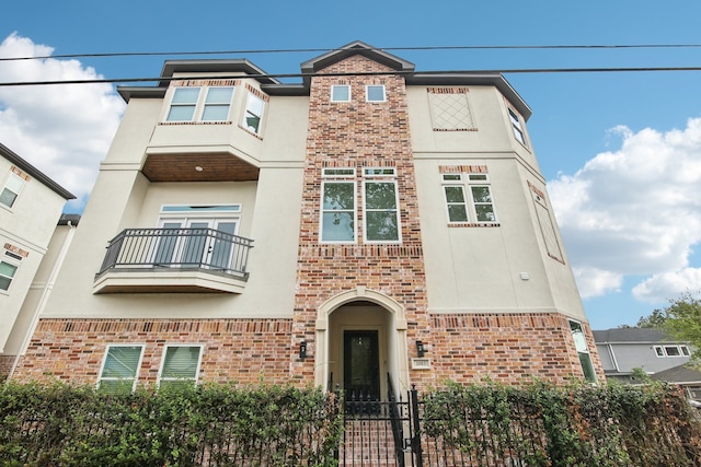 view of front of property featuring a balcony