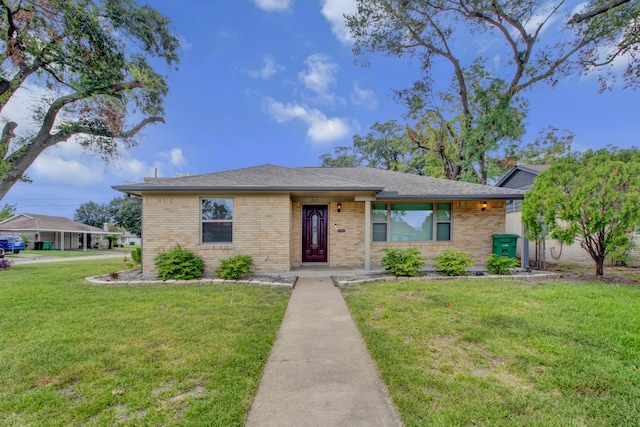 ranch-style house featuring a front yard