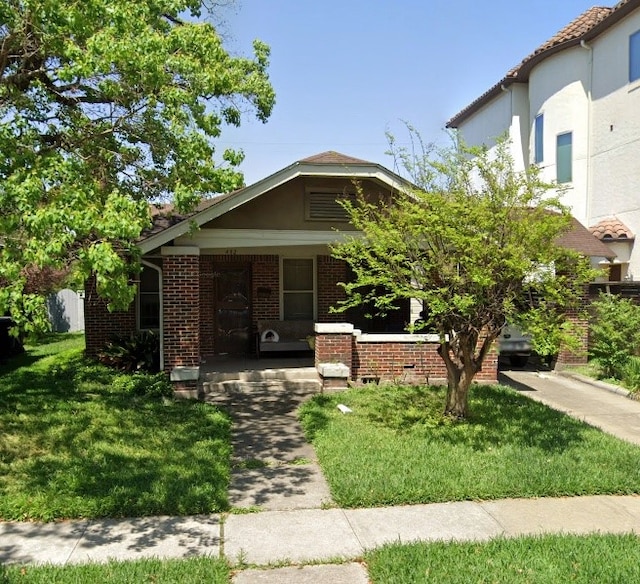 view of front of house featuring a front yard