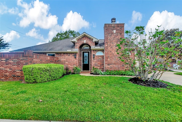 view of front of property featuring a front lawn