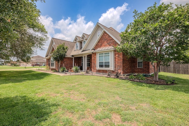 view of front of property featuring a front lawn