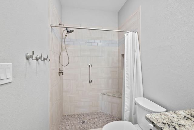 bathroom with curtained shower, toilet, and vanity