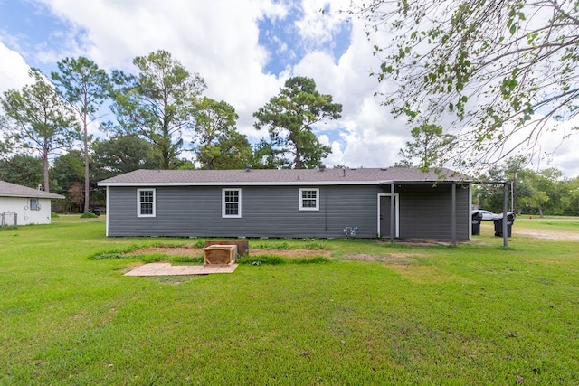 back of house featuring a lawn