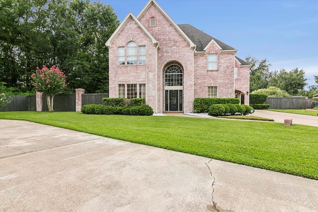 front of property featuring a front yard