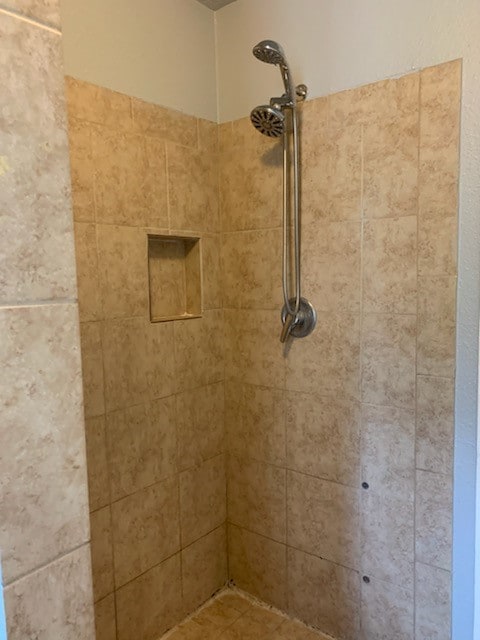 details featuring tiled shower