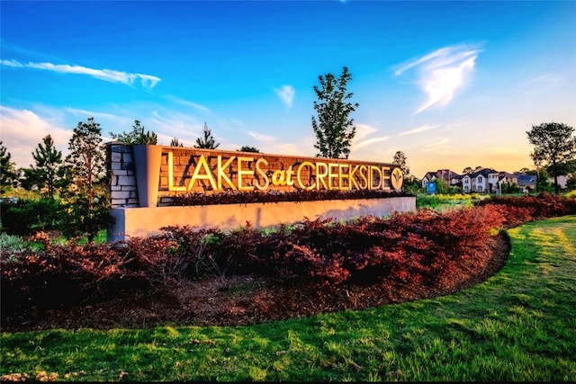 community sign featuring a yard