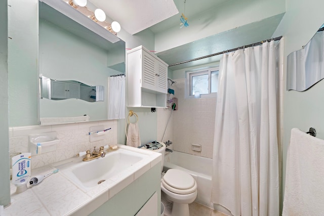 full bathroom featuring backsplash, toilet, shower / tub combo with curtain, and vanity